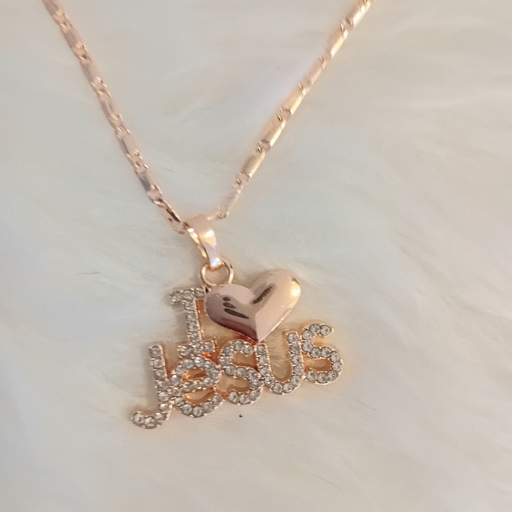 ❤️❤️Beautiful spiritual necklace surrounded by fashion diamond I love Je…